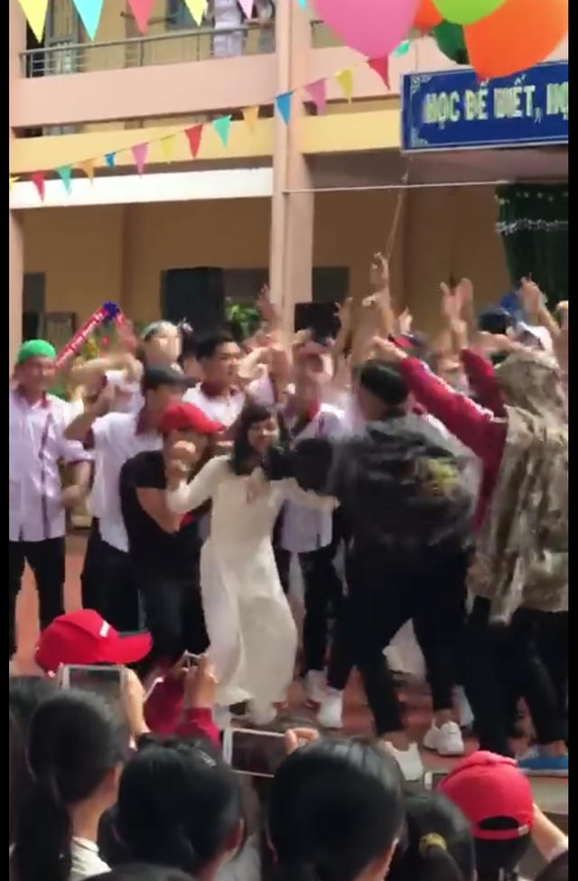 Hình ảnh học sinh nhảy nhót không phù hợp môi trường giáo dục diễn ra sau lễ khai giảng tại trường THPT Y Jút (ảnh cắt từ clip)