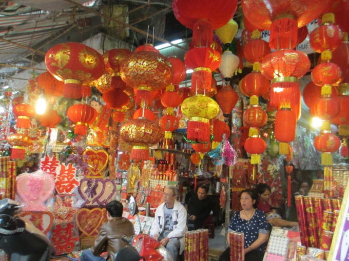 Đèn lồng với màu sắc rực rỡ được treo bán rất nhiều