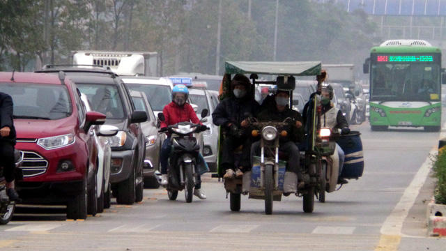 Xe ba bánh "dẫn đường" cho xe buýt nhanh.