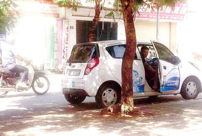 Sau hơn 2 năm hoạt động, việc phân loại, “định danh” Uber, Grab vẫn chưa ngã ngũ.