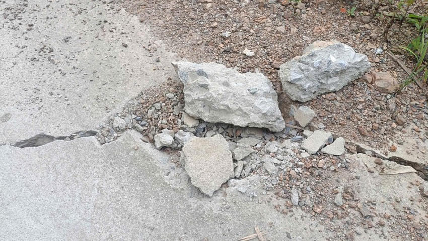 Một vị trí nứt vỡ trên tuyến đường.