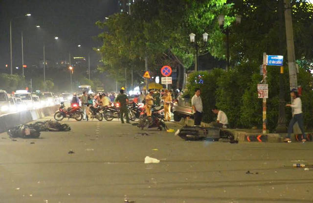 Hàng loạt xe máy nằm ngổn ngang trên đường.