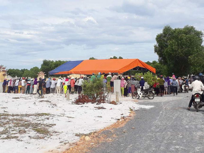 Ch&ugrave;m ảnh: Ng&agrave;n người kh&oacute;c ngất đưa tiễn b&eacute; N&ocirc; về nơi an nghỉ