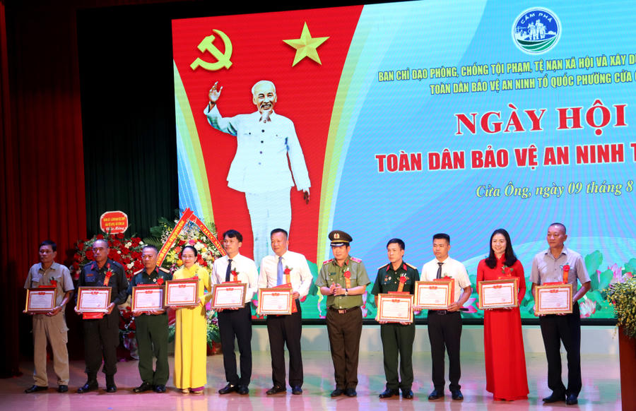 2113324_cong_an_tinh_tang_giay_khen_cho_cac_ca_nhan_co_thanh_tich_xuat_sac_13225409