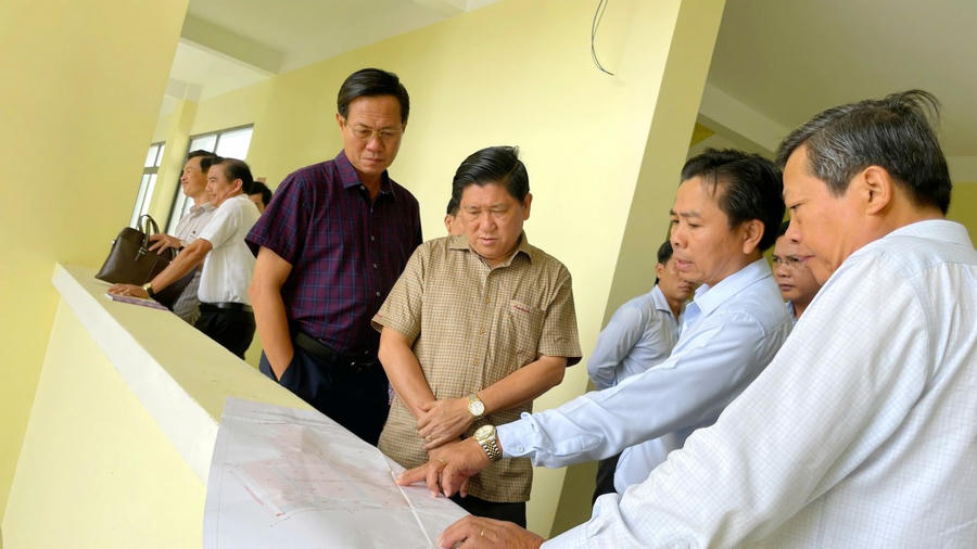 Ông Lê Văn Sử – Phó Chủ tịch UBND tỉnh Cà Mau (thứ ba, từ phải sang), xem bản đồ quy hoạch Khu nông nghiệp ứng dụng công nghệ cao phát triển tôm Bạc Liêu.