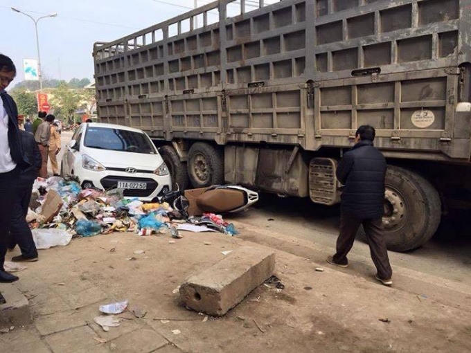 Cao Bằng: Tai nạn &ldquo;si&ecirc;u&rdquo; li&ecirc;n ho&agrave;n, h&agrave;ng loạt &ocirc; t&ocirc;, xe m&aacute;y bẹp r&uacute;m