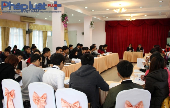 PGS TS Nguyễn Lân Trung điều khiển Tổ thảo luận về "Phương pháp, mô hình, cách làm sáng giúp đoàn thanh niên, hội sinh viên các đon vị, các trường đại học, cao đẳng, học viện, xây dựng cộng đồng học tập ngoại ngữ". (Ảnh: Đức Biên)