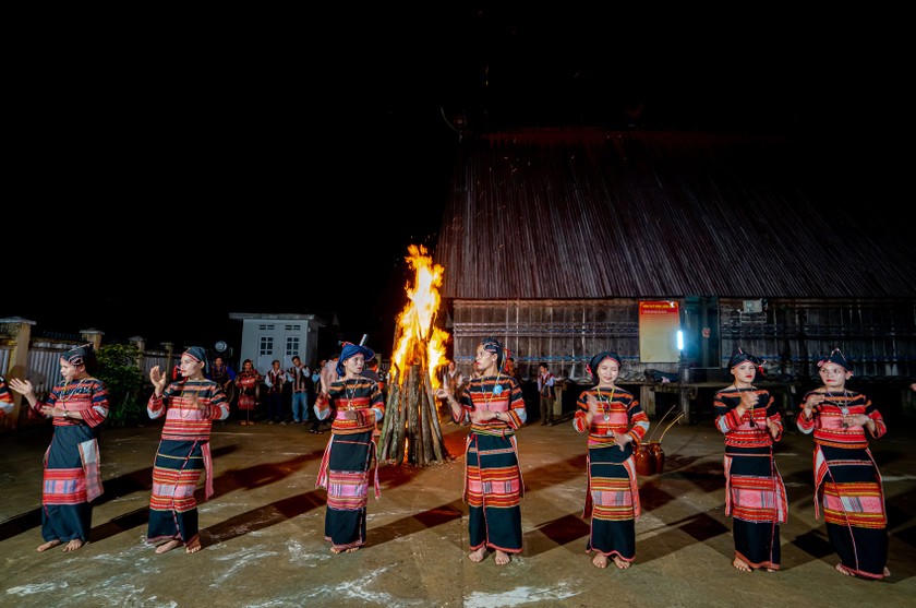 Phụ nữ Bahnar trong điệu múa truyền thống của đồng bào mình.