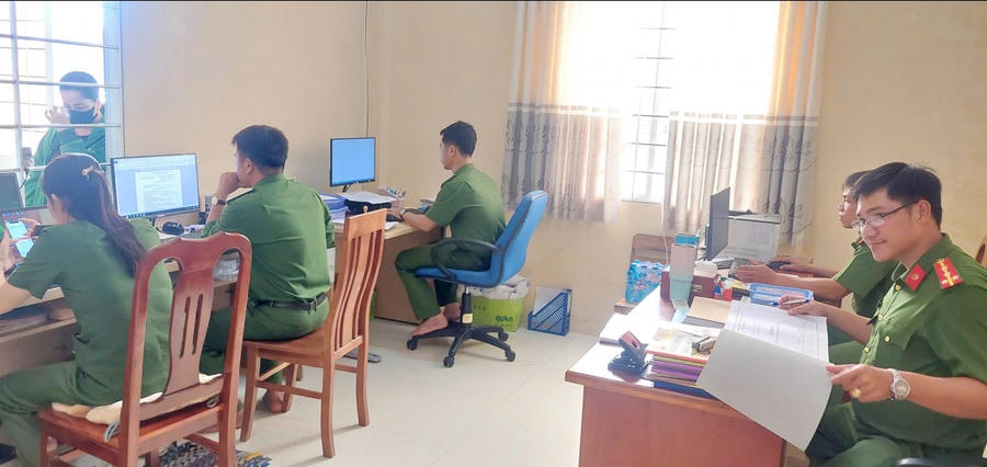 Cán bộ, chiến sĩ Công an xã Phong Thạnh nhanh chóng tiếp cận công việc, không để gián đoạn nhiệm vụ.