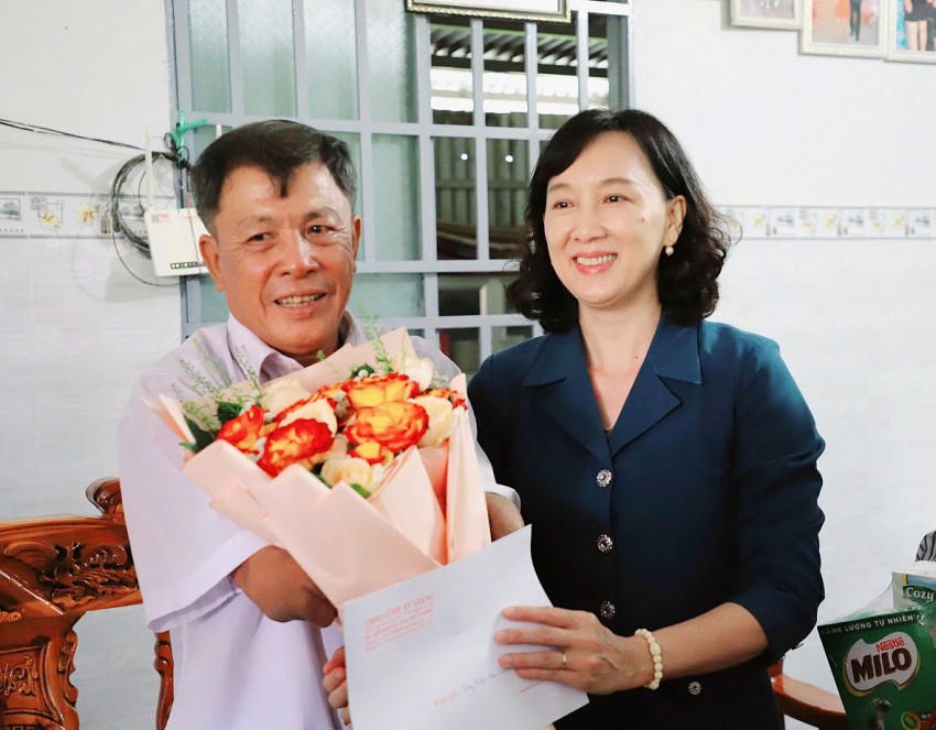 Phó Chủ tịch UBND tỉnh An Giang Nguyễn Thị Minh Thúy đến thăm và tặng quà cho thương binh