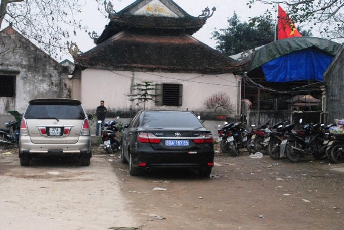 Xe biển xanh 80A cũng đến đền Ông Hoàng Mười trong giờ làm việc. 