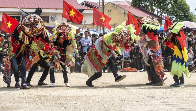 Tùy không gian, địa điểm và yêu cầu, múa sư tử mèo có nhiều nghi thức, điệu múa và các trò diễn cho phù hợp.