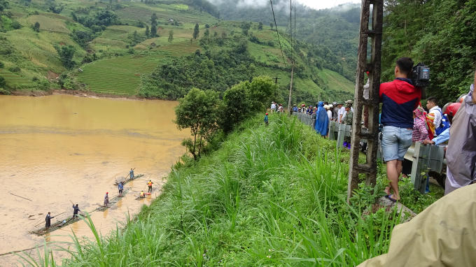 Tìm kiếm người mất tích do lũ quét ngày 3/8.