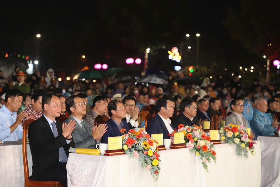 Chủ tịch UBND tỉnh Lâm Đồng Trần Hồng Thái cùng các lãnh đạo tỉnh dự Chương trình nghệ thuật “ Bảo Lộc- Thành phố Hương trà, Sắc tơ”.