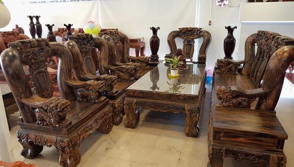 Một bàn dài 250cm