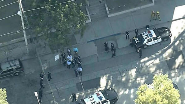 Cảnh sát ngay lập tức có mặt  ở trường Salvador Castro. (Ảnh: KTLA)