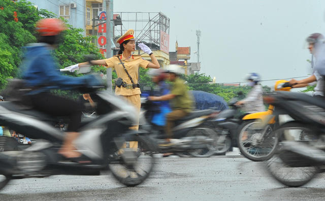 Không chỉ làm nhiệm vụ điều khiển giao thông tại các ngã tư, sau khung thời gian cao điểm, các nữ CSGT Ninh Bình lại trở về với công việc hàng ngày của mình là phụ giúp các đồng đội kiểm tra biên bản vi phạm giao thông. Công việc nào các nữ CSGT Ninh Bình cũng hoàn thành một cách xuất sắc.