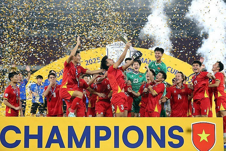 Đội tuyển U23 Việt Nam lần thứ ba liên tiếp đăng quang ngôi vô địch U23 Đông Nam Á.