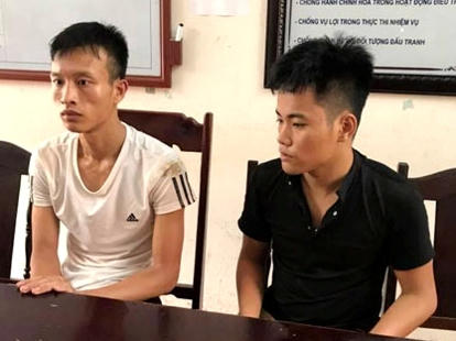 Hai đối tượng Vũ (bìa trái) và Dương Đình Trường (bìa phải) tại cơ quan điều tra.