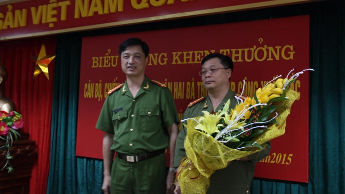 Đại tá Nguyễn Duy Ngọc, Phó Giám đốc Công an TP Hà Nội tặng hoa biểu dương cá nhân, tập thể lập có thành tích xuất sắc trong chuyên án.