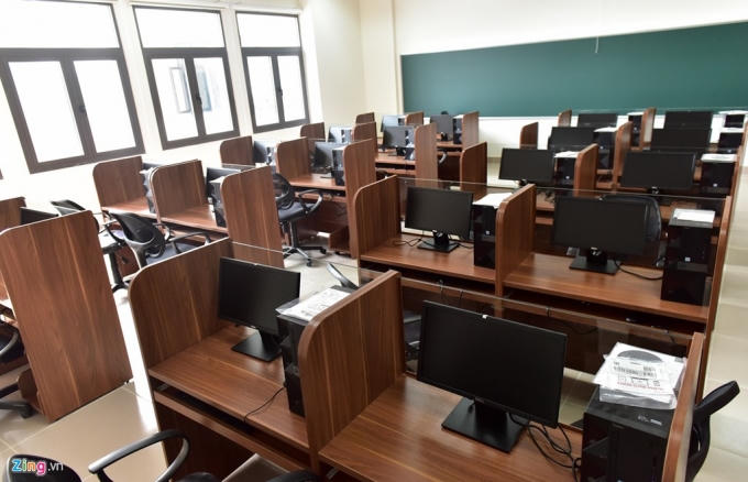 Phòng tin học được trang bị các máy tính cấu hình lớn, phù hợp việc học.