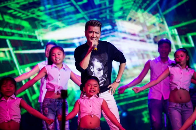 Bên cạnh việc trò chuyện, trả lời các câu hỏi, Mr.Đàm cũng làm không khí hứng thú hơn bằng cách hát gửi tặng một số ca khúc: “Oh Carol”; “Nửa vầng trăng”; “Lời đắng cho cuộc tình”; “Tình bơ vơ”…với sự tham gia của vũ đoàn ABC Kids, một vũ đoàn xuất thân từ Trung tâm Đào tạo Tiếng Hát Việt do Mr.Đàm thành lập.