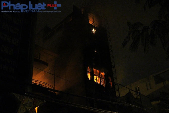 Vụ cháy kéo dài hơn 2 tiếng. (Ảnh: Đức Biên)