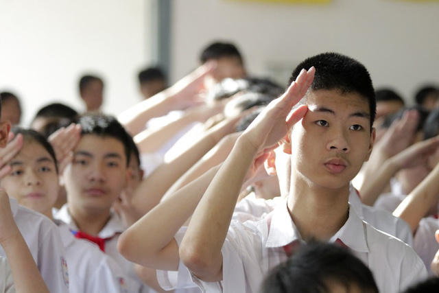 Giai đoạn 3 từ 1996 đến nay xây dựng và hoàn thiện mô hình giáo dục mới cùng tên gọi trường PTCS Xã Đàn. Các học sinh trong phút chào cờ tại lễ khai giảng.