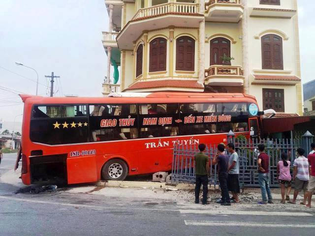 Xe khách giường nằm đâm vào nhà dân ven đường