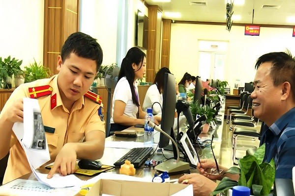 Công an tỉnh Ninh Bình tại các điểm tiếp nhận hồ sơ, giải quyết thủ tục hành chính cho tổ chức và công dân trong ngày đầu thực hiện chính quyền hai cấp.