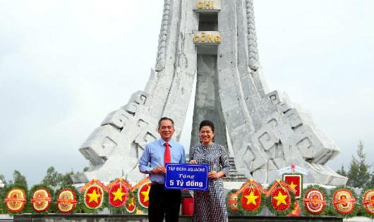 Lãnh sự Nam Phi tại TP HCM Đỗ Thị Kim Liên kiêm Chủ tịch HĐQT Công ty Cổ phần Nước Aquaone Hậu Giang trao bảng tượng trưng ủng hộ 5 tỷ đồng để thực hiện xây dựng nhà tình nghĩa tại Hậu Giang.