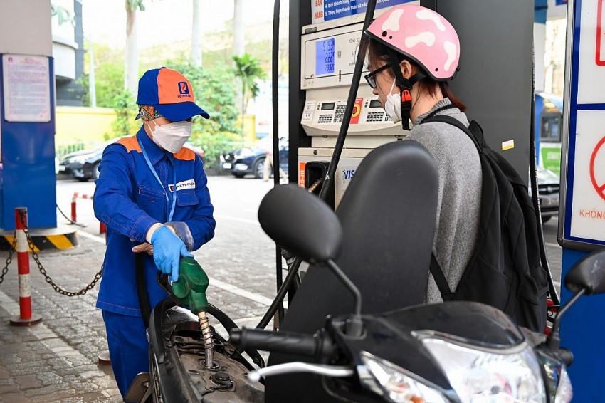 Giá xăng tăng, vượt ngưỡng 24.000 đồng mỗi lít