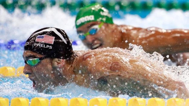 Có lẽ vì quá ngưỡng mộ tài năng của Michael Phelps - VĐV vĩ đại nhất trong lịch sử Olympic với 23 HCV mà VĐV Chad le Clos của Nam Phi vừa bơi vừa nhìn siêu kình ngư người Mỹ khi đang thi đấu chung kết bơi 200m bướm.