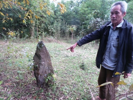 Khu mộ cổ nằm trong vườn nhà ông Hà Văn Khâm.