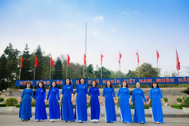 Thiết thực kỷ niệm 112 năm Ngày Quốc tế phụ nữ (08/3/1910 – 08/3/2022), hưởng ứng “Tuần lễ áo dài” do Trung ương Hội Liên hiệp Phụ nữ Việt Nam phát động, trong những ngày qua, nữ cán bộ Đoàn, đoàn viên thanh niên trên địa bàn tỉnh Nghệ An đã đồng loạt triển khai hưởng ứng Tuần lễ áo dài vô cùng tích cực với không khí hào hứng, phấn khởi, vui tươi tại nơi công tác, học tập, sinh sống.