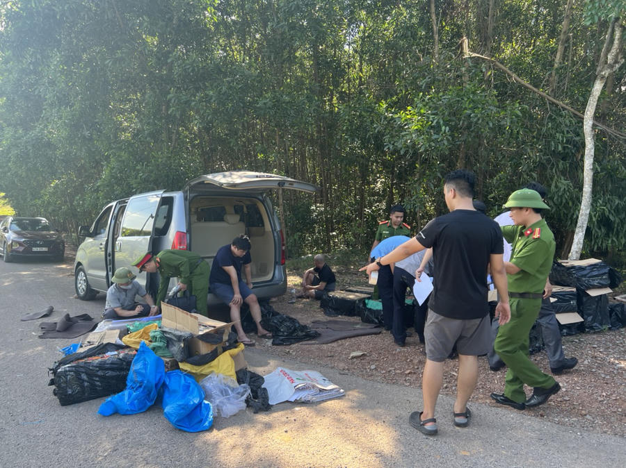 Hiện trường vụ bắt giữ vụ vận chuyển 550 kg pháo hoa nổ.