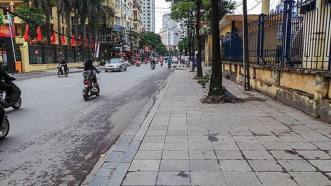 Điểm mặt hàng loạt tuyến phố Hà Nội tự ý chi tiền tỷ lát đá vỉa hè