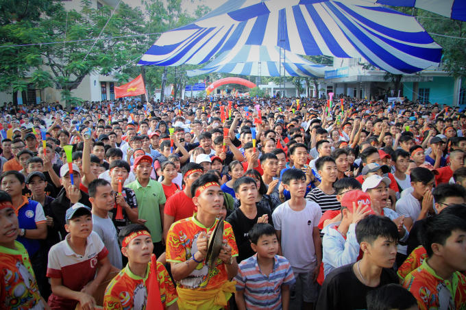 Người hâm mộ lại hô vang "Việt Nam vô địch".