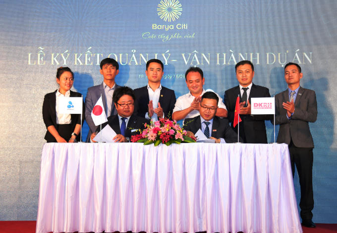 Đại diện hai công ty ký kết hợp tác.