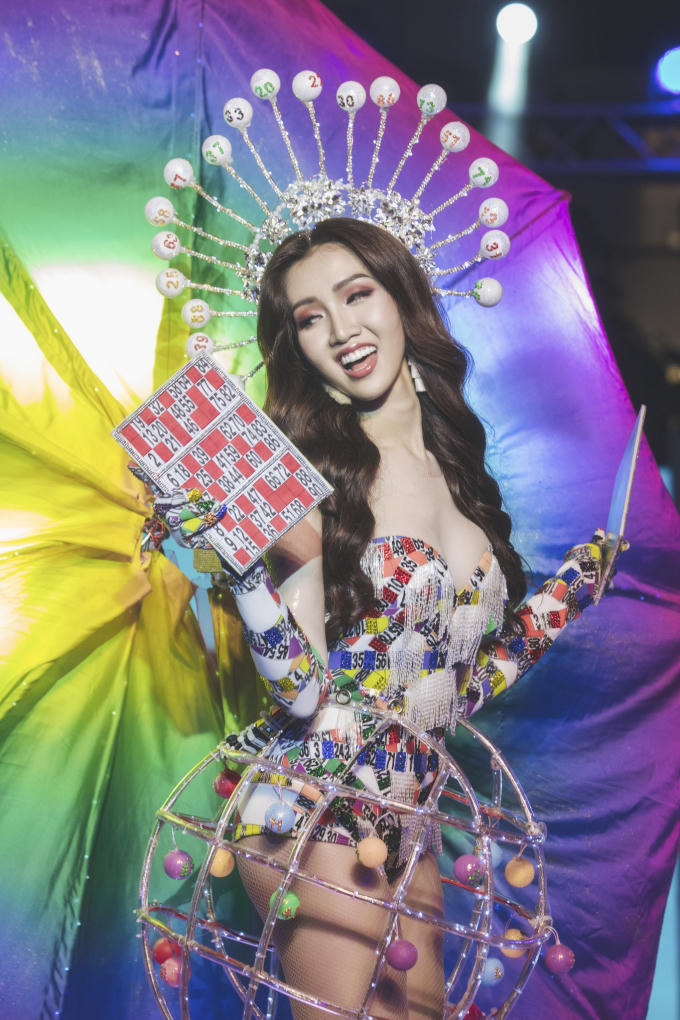 Đỗ Nhật H&agrave; tỏa s&aacute;ng với trang phục d&acirc;n tộc tại Miss International Queen 2019