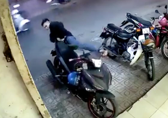 Thanh ni&ecirc;n trộm thi triển