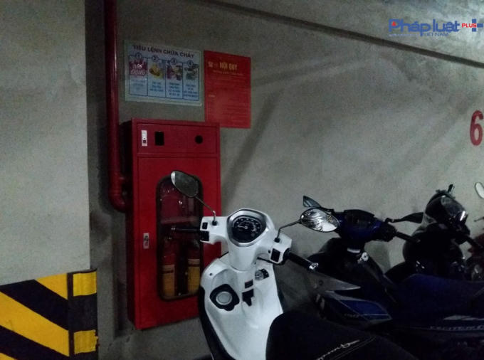Xe máy chắn hết các hộp chữa cháy.