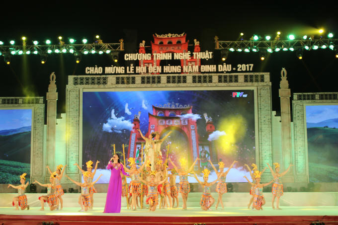 Ca sĩ Phương Thảo biểu diễn cùng các diễn viên nhỏ tuổi.