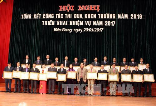 Phó Chủ tịch HĐND tỉnh Bắc Giang Bùi Văn Hạnh trao Bằng khen của Thủ tướng cho các cá nhân. Ảnh: Đồng Thúy/TTXVN