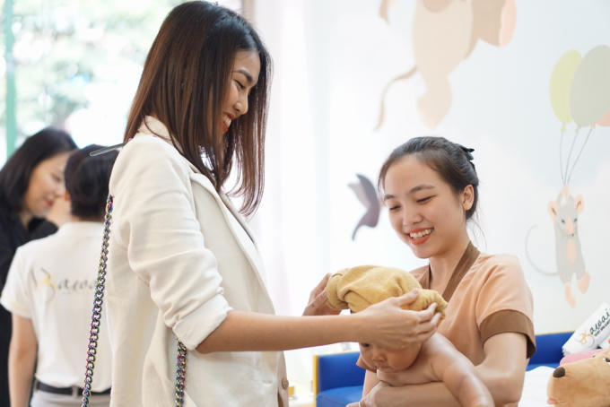 Lan Khuê diện vest trắng thanh lịch thu hút mọi sự chú ý trong ngày khai trương