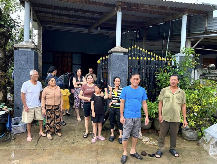 Một số người trong tổ Mỹ Tài được anh Tấn cứu giúp lúc nước dân cao. Ảnh: Tiền Phong