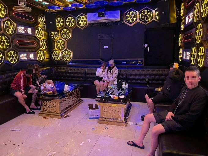 Khách hát tại quán karaoke mở