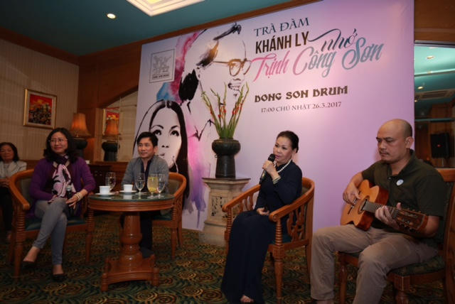 Danh ca Kh&aacute;nh Ly &acirc;n cần, &acirc;u yếm với c&aacute;c em nhiễm HIV trong buổi từ thiện tại Ba V&igrave;