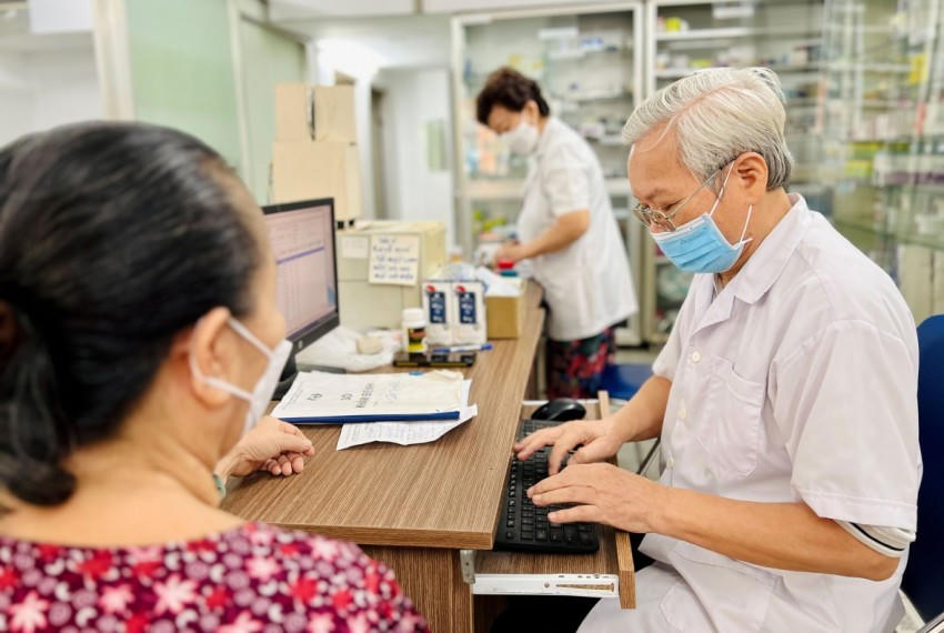 UBND TP HCM vừa có đề xuất về chính sách thu hút người lao động cao tuổi có chuyên môn cao làm việc tại trạm y tế. (Hình minh hoạ)