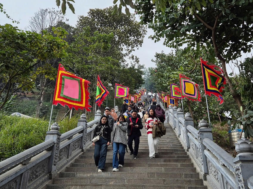 Lối lên phần mộ của ông Hoàng Bảy lúc nào cũng trong tình trạng trật kín.